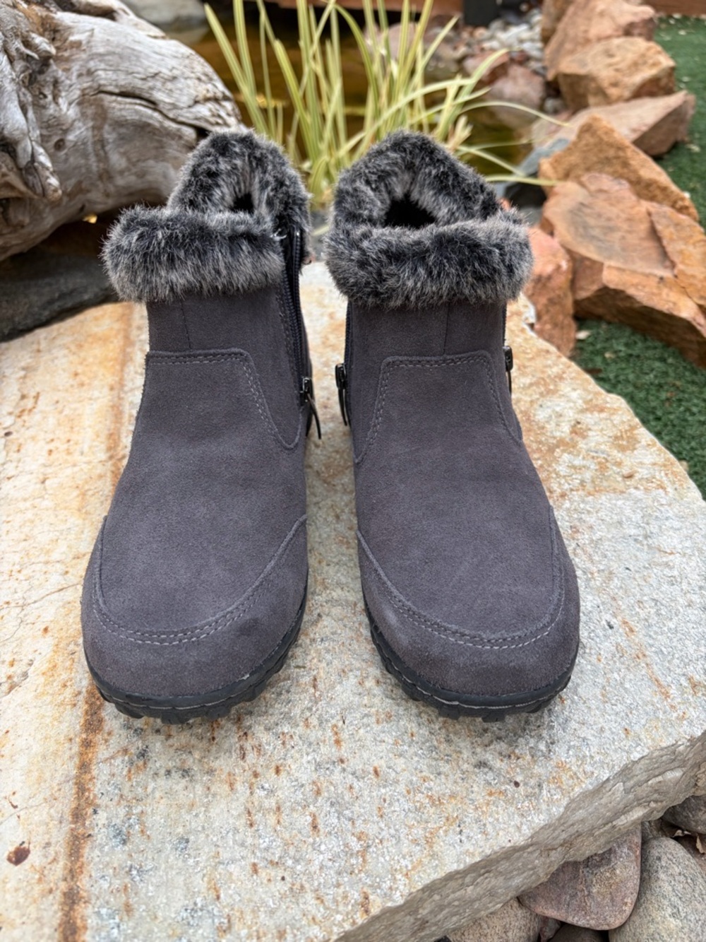 Khombu Women's Size 8 Winter Boots Gray Faux Fur Lined Ankle Zip Snow - Picture 2 of 9